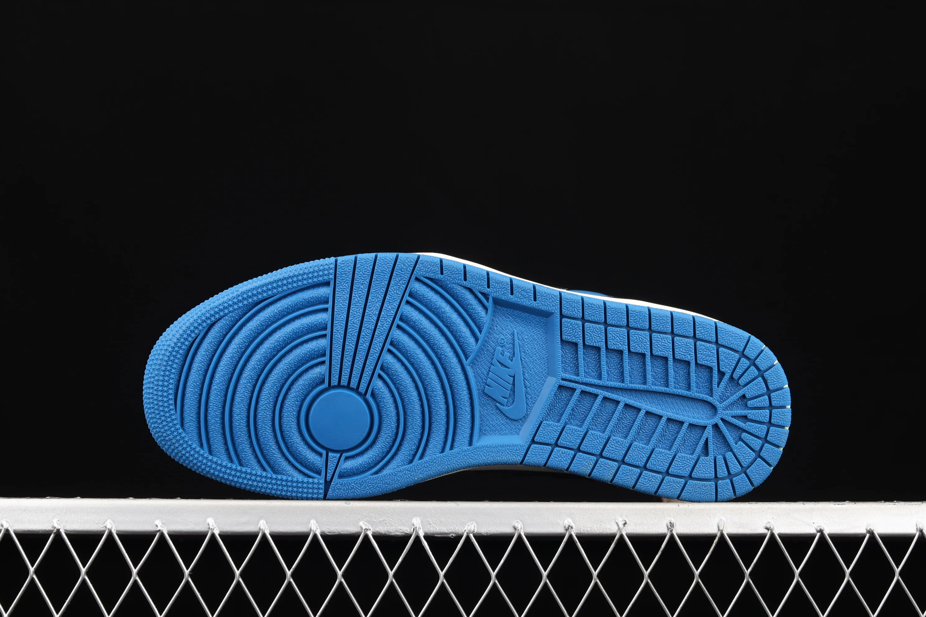 All categories Air Jordan Jordan series basketball shoes Air Jordan 1 High cost-effective version Travis Scott x Air Jordan 1 High OG AJ1 Joe 1 lightning overhead high top DH3227-105